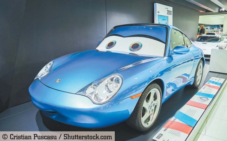Экспонат старых и новых автомобилей в музее Porsche. Штутгарт, Германия, 29 декабря 2018 г.