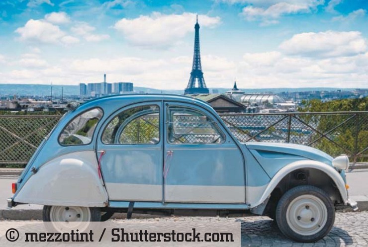 Исторический автомобиль Citroёn 2CV на фоне городского пейзажа Парижа. Париж, Франция, 28 июля 2018 г.