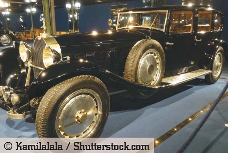 Bugatti Туре 41 Royale с кузовом лимузин в Автомобильном музее в регионе Эльзас, где самая большая коллекция автомобилей в мире. Мюлуз, Франция, 21 ноября 2018 г.