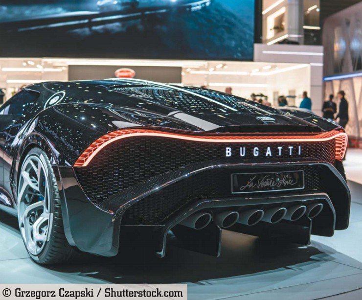 Bugatti La Voiture Noire цвета черный металлик на Женевском международном автосалоне. Самый дорогой новый автомобиль за всю историю. Женева, Швейцария, 5 марта 2019 г.