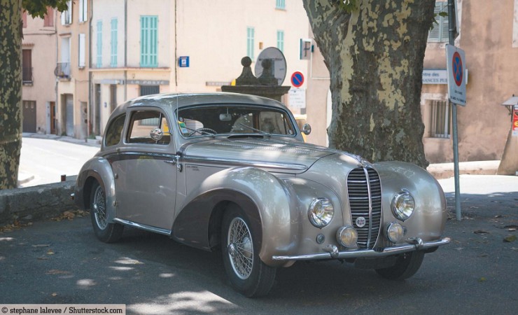 Красивый отреставрированный Delahaye 135 М Coupe 1949 г. выставлен на улице. Баржоль, Франция, 9 июля 2017 г.