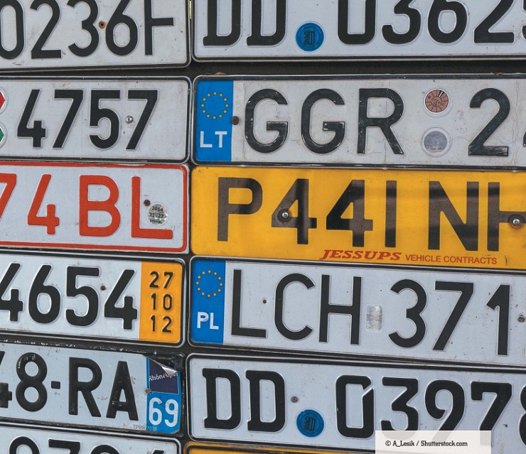 Мозаика из старых автомобильных номерных знаков Европы. Одесса, Украина, около 2017 г.