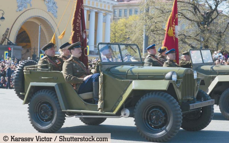 Автомобиль ГАЗ-67 на параде в честь Дня Победы. Санкт-Петербург, Россия, 9 мая 2015 г.