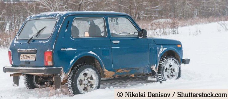 Синий русский внедорожник Lada «Нива» 4x4 (ВАЗ-2121/21214), припаркованный на снежном поле. Москва, Россия, 25 декабря 2018 г.