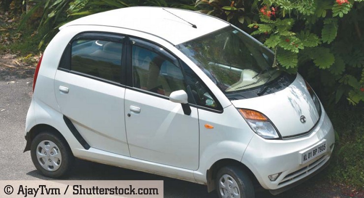 Самый маленький и самый дешевый индийский автомобиль Nano компании Tata Motors. Тривандрам, Индия, 2 августа 2015 г.