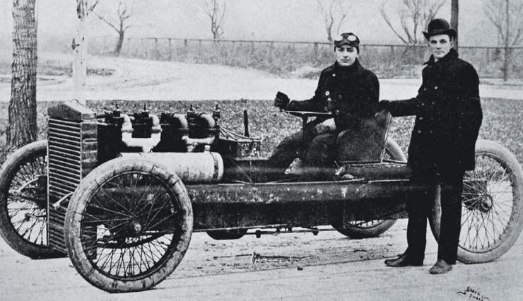 Генри Форд (стоит) и Барни Олдфилд с гоночным автомобилем Ford 999, 1902 г.