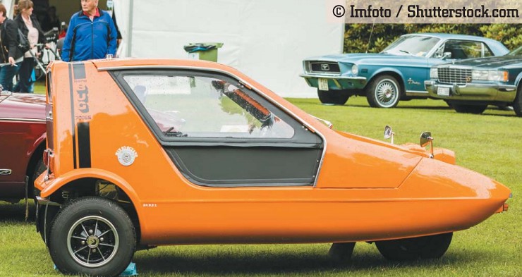 Трехколесный оранжевый Bond Bug 700es на фестивале классических автомобилей и мотоциклов. Роннеби, Швеция, 28 июня 2014 г.