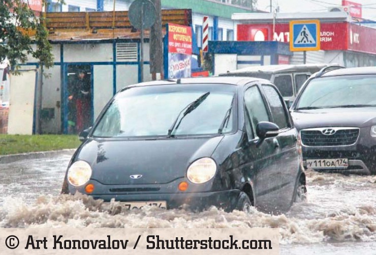 Черный автомобиль Daewoo Matiz на улице города во время сильного наводнения. Аша, Россия, 7 сентября 2013 г.