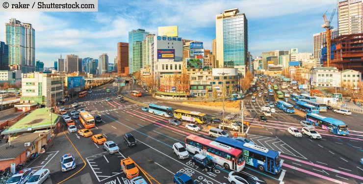 Центральные автомагистрали и движение около Сеульского автовокзала. Сеул, Южная Корея, 31 декабря 2018 г.