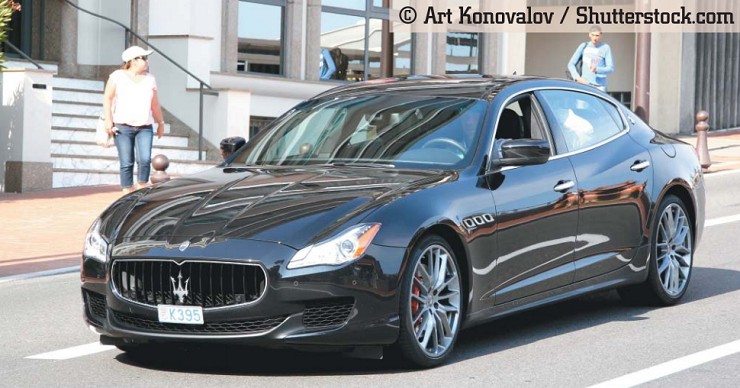 Черный роскошный седан Maserati Quattroporte на улице города. Монте-Карло, Монако, 2 августа 2014 г.