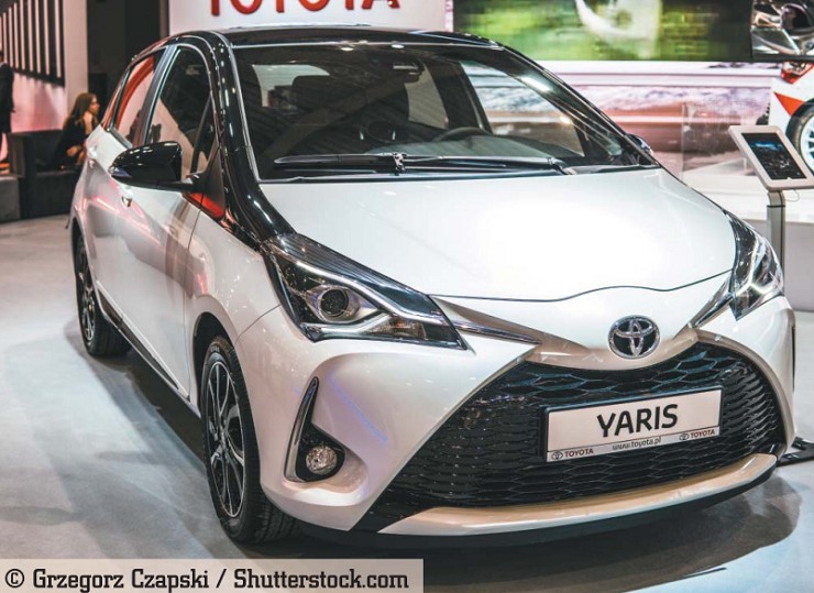 Toyota Yaris цвета белый металлик производства японского автопроизводителя Toyota на автосалоне Poznan International Motor Show. Познань, Польша, 5 апреля 2018 г.