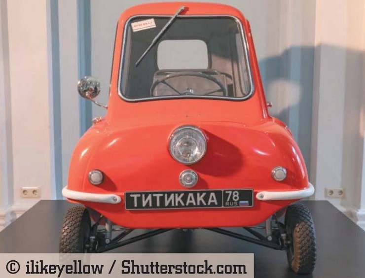 Самая маленькая машина в мире Peel Р50. Санкт-Петербург, Россия, 6 мая 2018 г.