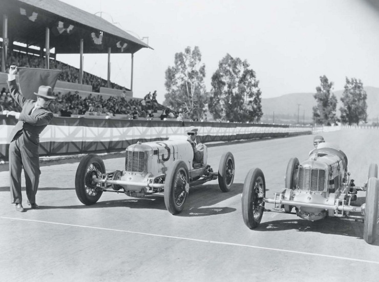 Старинная фотография, на которой запечатлен старт спортивных автомобилей