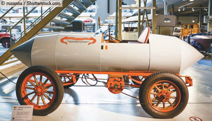 Коллекция старых автомобилей в Autoworld Museum, показывающая историю автомобилей с самого начала. Брюссель, Бельгия, 25 августа 2015 г.
