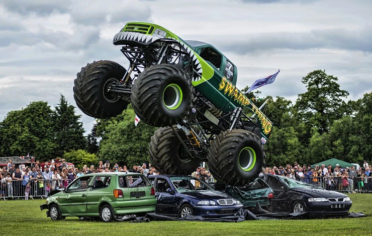 «Монстр-трак» перепрыгивает через автомобили во время ежегодного шоу Goshen Fair. Гошен, США