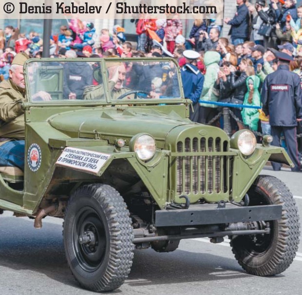 Военный внедорожник США Willys МВ на параде в День Победы 9 мая. Праздник в честь победы СССР над нацистской Германией. Россия, Владивосток, 9 мая 2008 г.
