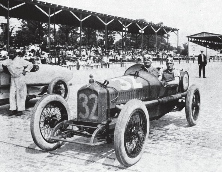 Автомобиль Duesenberg (8е) на гонке «500 миль Индианаполиса» в 1921 г.