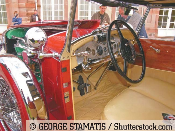 Деталь интерьера автомобиля с откидным верхом Duesenberg J Murphy, построенного в США в 1929 г., сфотографированного на автомобильной выставке в Германии. Шветцинген, Германия, 1 сентября 2007 г.