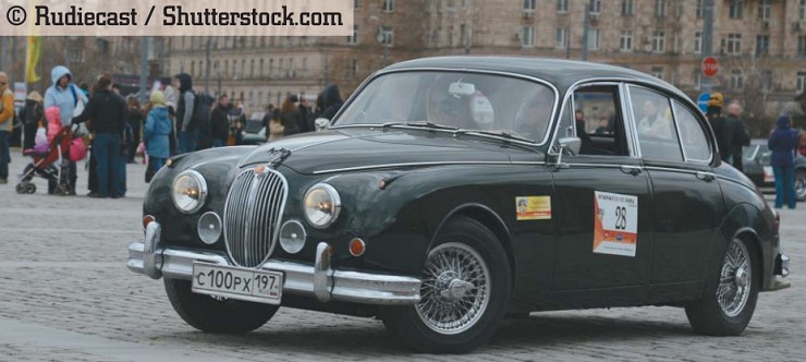 Классический британский автомобиль Jaguar Mark II на старте ралли ретроавтомобилей. Москва, Россия, 21 апреля 2013 г.
