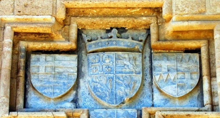 Герб короля Кипра и гербы Великих Магистров госпитальеров, украшающие стену башни замка Колосси на Кипре 