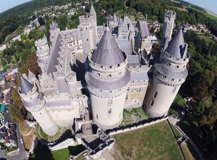 Замок Пьерфон. Франция. Построен в 1396–1407 гг. для Людовика Орлеанского