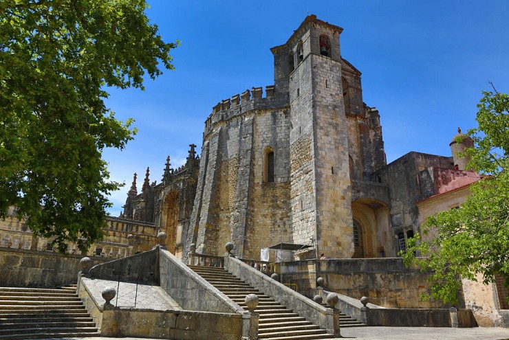 Замок Томар в Португалии, бывшее владение тамплиеров, ставшее в 1365 г. резиденцией ордена Христа