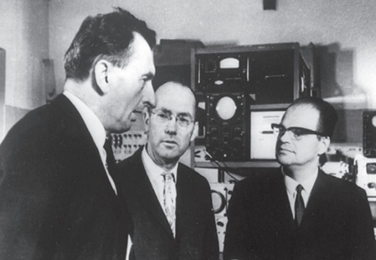 А. М. Прохоров (слева) и Н. Г. Басов (справа) показывают Чарлзу Таунсу свою лабораторию