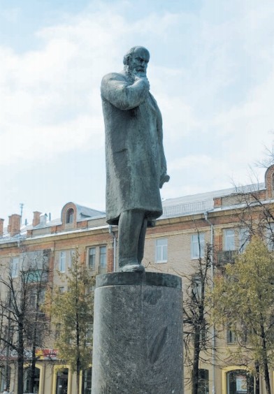 Памятник Н. Е. Жуковскому, сквер на улице Маяковского в Жуковском