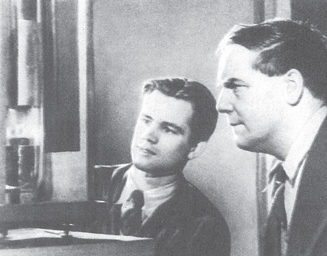 П. Л. Капица и его лаборант С. И. Филимонов исследуют сверхтекучий гелий. 1939 год