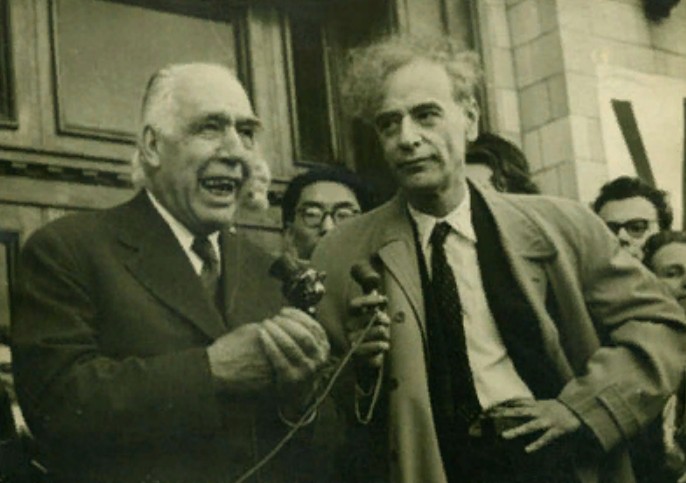 Нильс Бор и его ученик Лев Ландау на празднике физиков у здания физфака МГУ, 1961 год