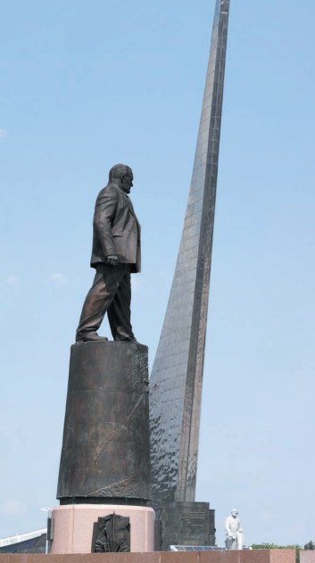 Памятник С. П. Королеву на фоне монумента «Покорителям космоса»