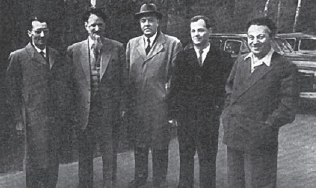 Фредерик Жолио-Кюри, академики И. В. Курчатов, Д. В. Скобельцын, Л. А. Арцимович, А. И. Алиханов (слева направо)