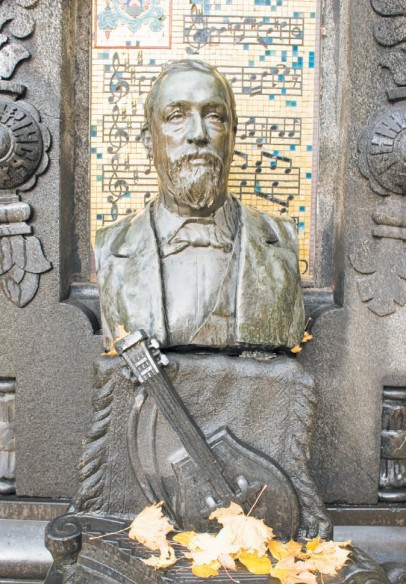 Бюст А. П. Бородина (Тихвинское кладбище, Санкт-Петербург)