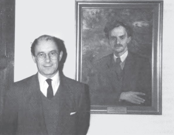 У портрета английского физика-теоретика Поля Дирака в Лондонском Королевском обществе, 1988 год