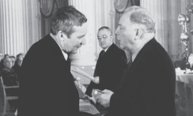 А. Н. Колмогоров и К. Е. Ворошилов. Вручение Ордена Ленина