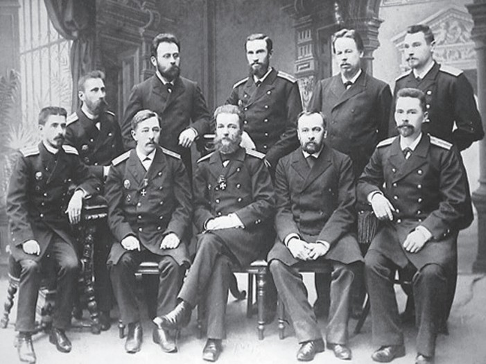 Попов среди преподавателей Минного офицерского класса в 1895 году. Среди стоящих А. С. Попов — второй справа