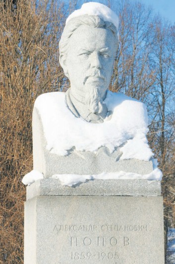 Памятник ученому перед зданием МГУ на Воробьевых горах