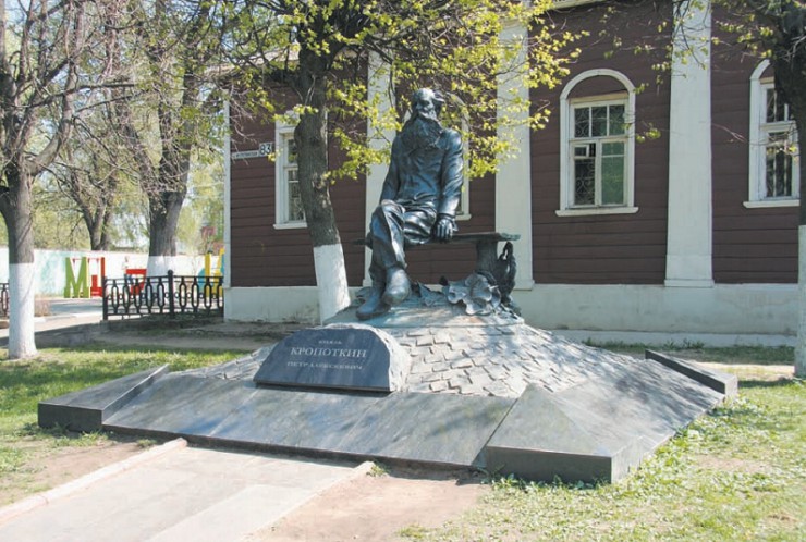 Памятник П. А. Кропоткину, Дмитров