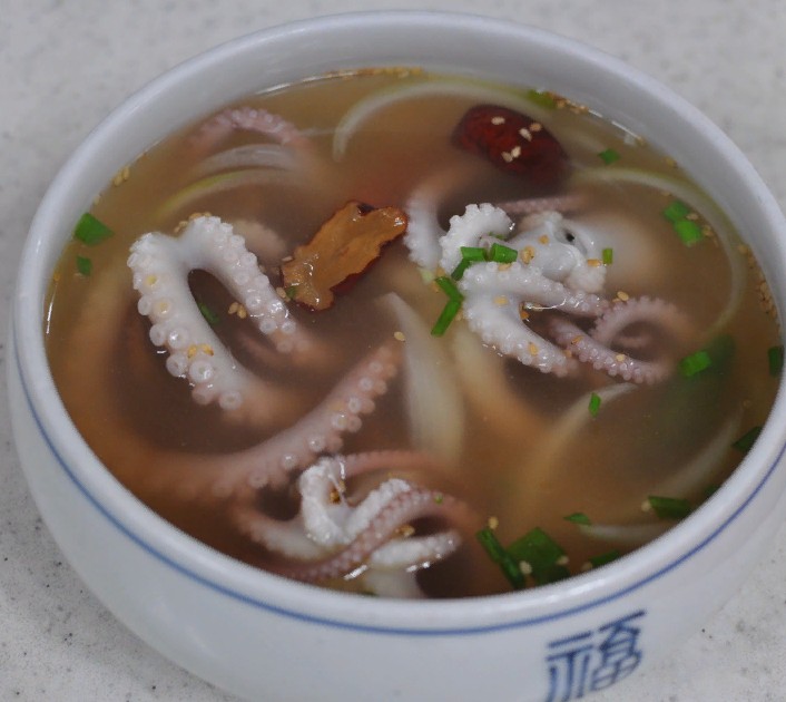Суп с живым осьминогом
