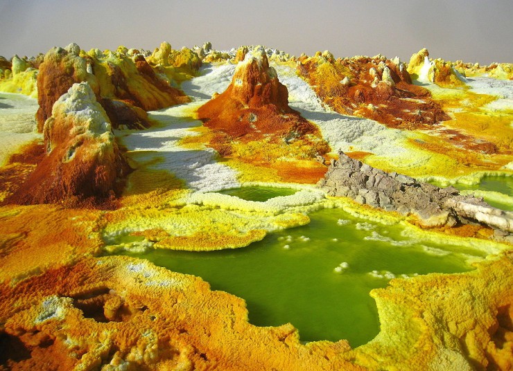 Кислотное озеро в кратере Даллола