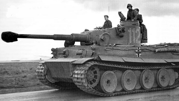 Тяжелый танк PzKpfw VI «Тигр» (Н) на поле боя