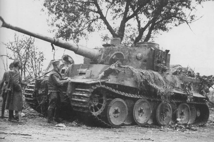 Советские военные на фоне подбитого танка PzKpfw VI «Тигр»