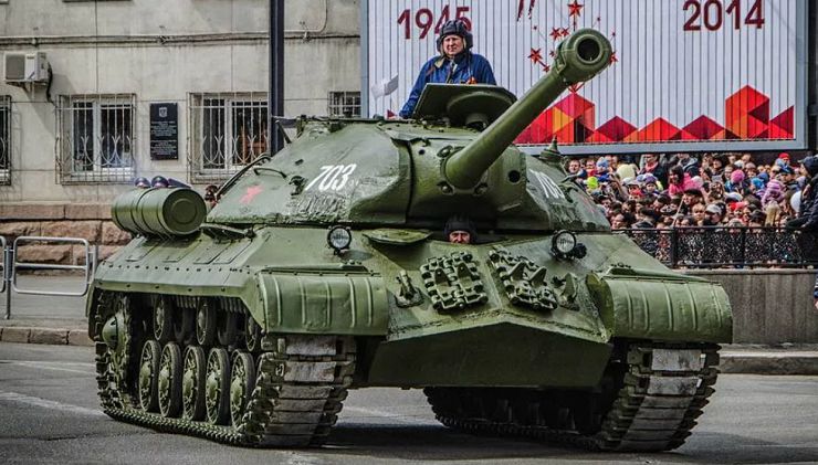 Танк ИС-3 на военном параде в Челябинске