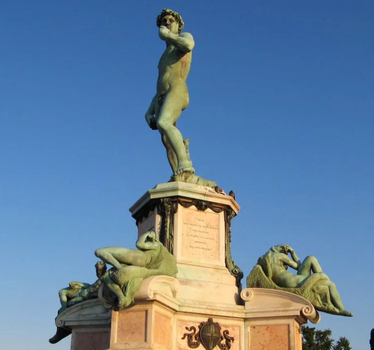 Бронзовая копия «Давида» на площади Микеланджело