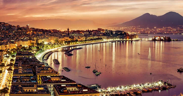 Вид на Неаполь и Неаполитанский залив ночью