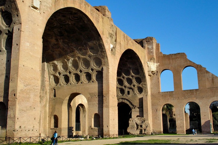 Руины базилики Максенция на римском форуме