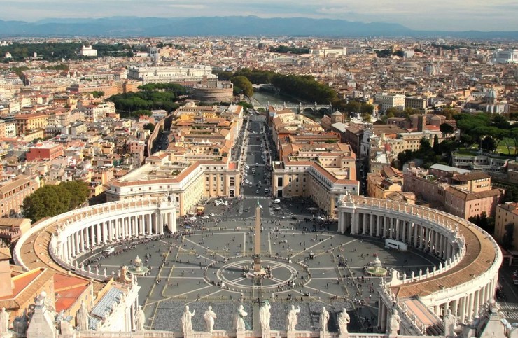 Вид на площадь Святого Петра в Риме с купола собора