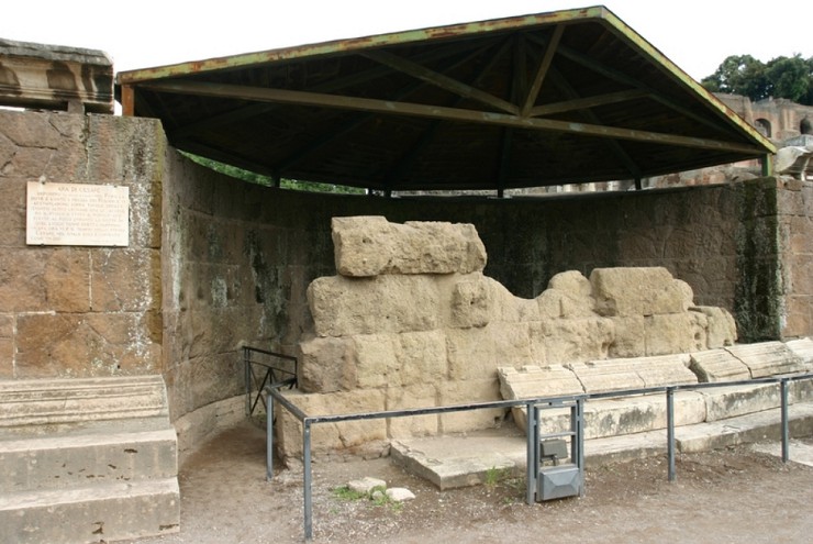 Место кремации Цезаря в развалинах храма божественного Юлия на Римском форуме
