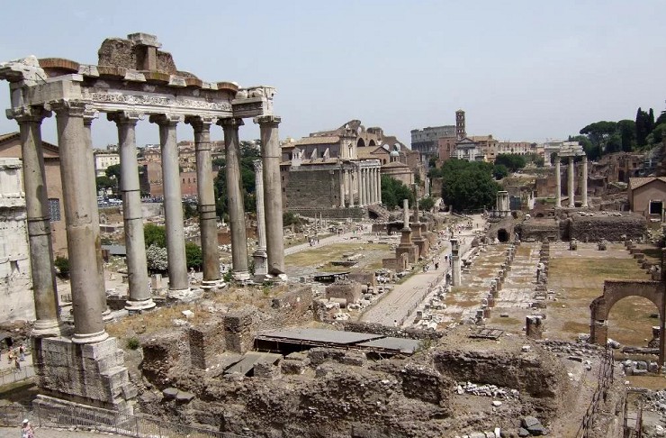 Вид на руины храма Сатурна и римский форум