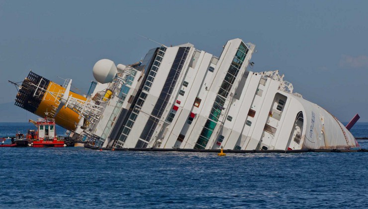 Пассажирский лайнер «Коста Конкордия» после крушения, 2012 г.